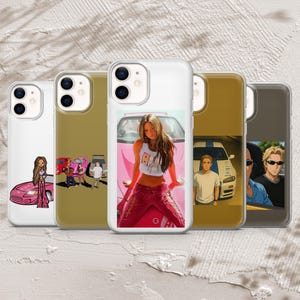 Puede incluir: Una colección de cinco fundas transparentes para smartphone, cada una con impresiones gráficas distintas. Los diseños incluyen ilustraciones estilo anime de personajes y coches deportivos, con colores vibrantes y arte detallado.