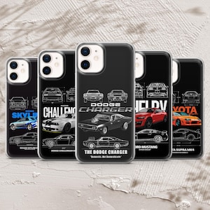 Puede incluir: Cinco fundas transparentes para teléfono con diseños automotrices. Cada funda muestra un modelo de coche específico, incluyendo el Nissan Skyline, Dodge Challenger, Dodge Charger, Shelby GT500 Mustang y Toyota Supra MK4, con arte lineal y texto.