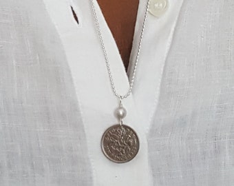 COLLIER AVEC PIÈCES DE 1964. 60e anniversaire. Superposition. Rose anglaise porte-bonheur de six pence. Irish Shamrock Chardon écossais Poireau gallois