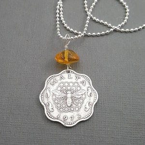 Collar con moneda de abeja de Malta de 1972: ámbar miel