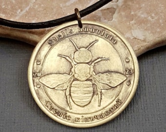 Collier ou porte-clés abeille. Pièce commémorative de l'Ukraine. Bijoux en forme d'abeille. Médaillon. Stelis annulata. Série animalière. des cadeaux pour elle. Bourdon