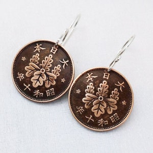 Boucles d'oreilles COIN boucles d'oreilles pièce de monnaie japonaises fleurs Japon antique kanji période Showa réversibles fils d'oreille en argent sterling image 2