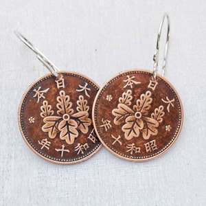 Boucles d'oreilles COIN boucles d'oreilles pièce de monnaie japonaises fleurs Japon antique kanji période Showa réversibles fils d'oreille en argent sterling image 1