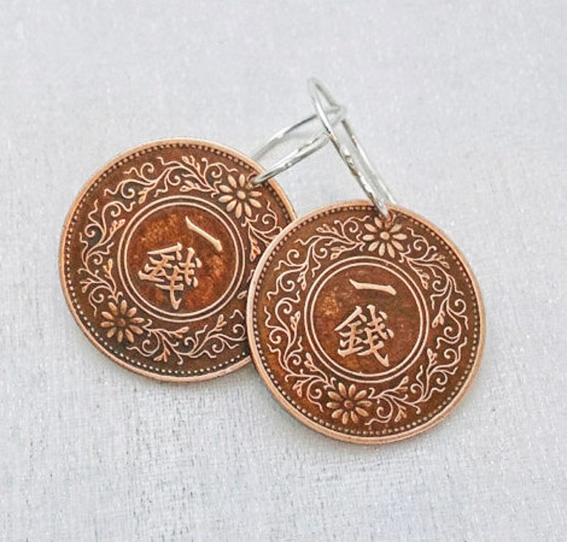 Boucles d'oreilles COIN boucles d'oreilles pièce de monnaie japonaises fleurs Japon antique kanji période Showa réversibles fils d'oreille en argent sterling image 4