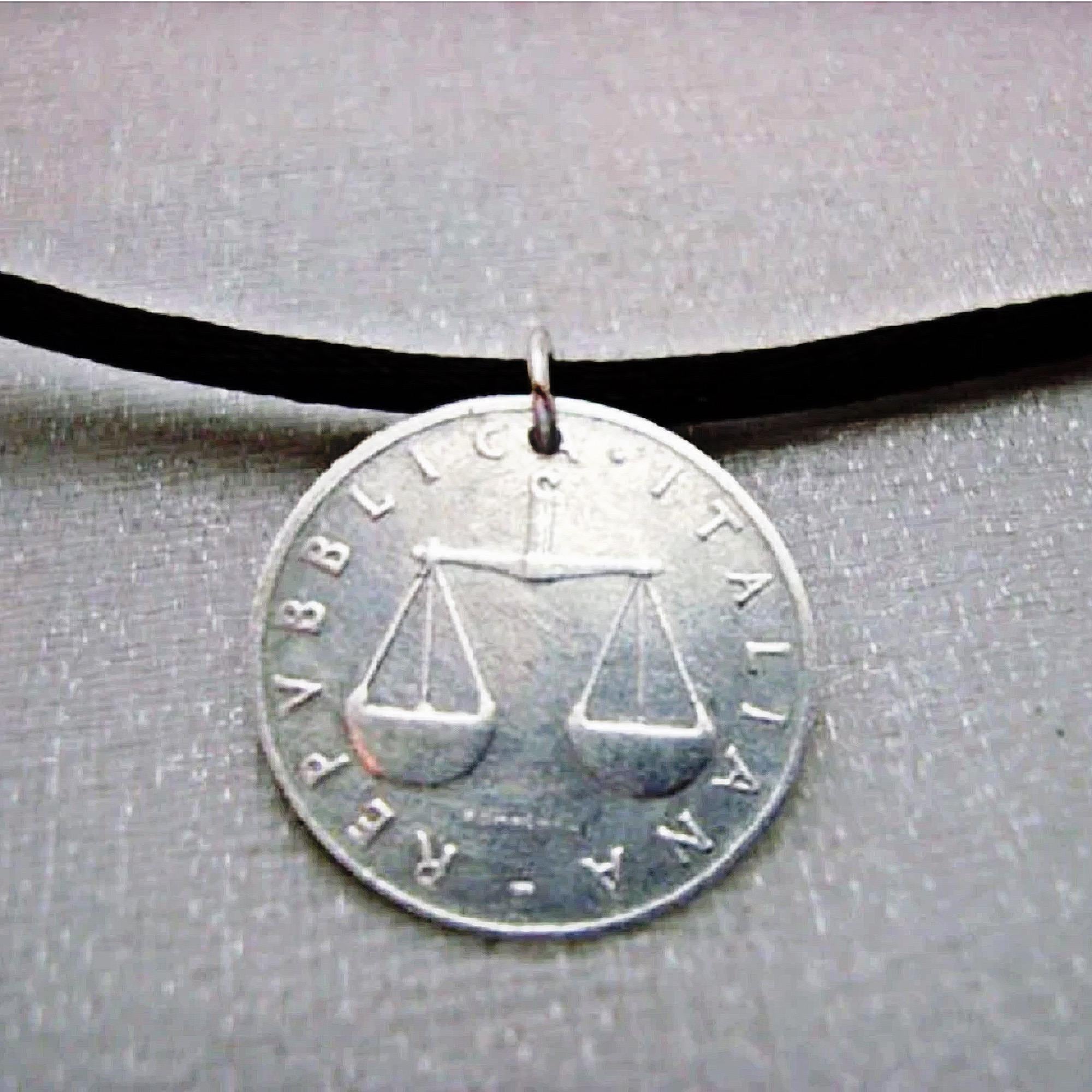 イタリア製コインネックレス：正義の天秤ペンダント、弁護士への贈り物 - Etsy 日本