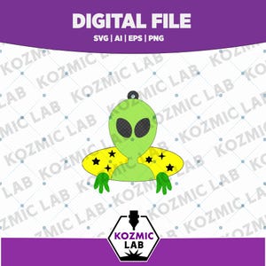 Può includere: Un file digitale con un alieno verde con grandi occhi neri, un colletto giallo ornato di stelle nere e mani verdi. Il testo "DIGITAL FILE" è in alto, con abbreviazioni del tipo di file. Il logo Kozmic Lab è in basso.