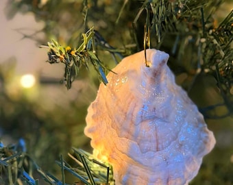 Kerstornament met oesterschelp