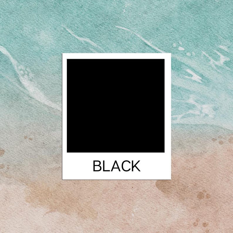 Pu&ograve; includere: Un quadrato nero all'interno di una cornice in stile Polaroid con bordi bianchi. La parola "BLACK" &egrave; stampata in grassetto, con lettere nere nella parte inferiore della cornice. Lo sfondo presenta un lavaggio ad acquerello di verde acqua e marrone.