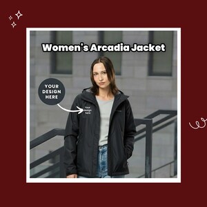 Pu&ograve; includere: Una giacca nera Women's Arcadia con cappuccio, indossata da una persona. La giacca ha una chiusura a zip e tasche. Il testo "Your design here" &egrave; visibile sulla giacca. Lo sfondo &egrave; un ambiente esterno sfocato.