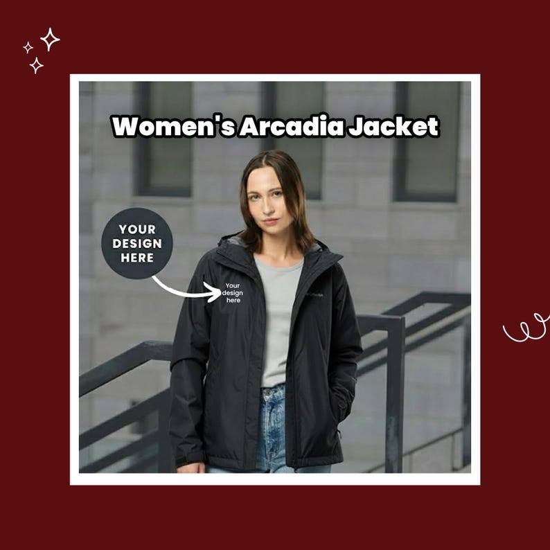 Pu&ograve; includere: Una giacca nera Women's Arcadia con cappuccio, indossata da una persona. La giacca ha una chiusura a zip e tasche. Il testo "Your design here" &egrave; visibile sulla giacca. Lo sfondo &egrave; un ambiente esterno sfocato.