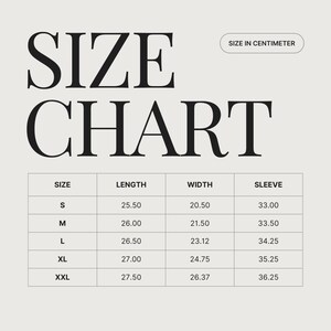 Pu&ograve; includere: Una tabella delle taglie con misure in centimetri. La tabella include le taglie S, M, L, XL e XXL, con le corrispondenti misure di lunghezza, larghezza e manica. Il testo "SIZE CHART" &egrave; ben visibile.