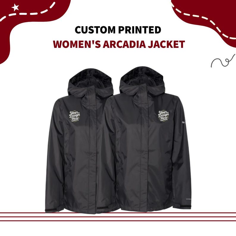 Pu&ograve; includere: Sono mostrate due giacche Arcadia nere con cappuccio. Le giacche hanno un logo bianco con la scritta "Your Design Here". Il testo "CUSTOM PRINTED WOMEN'S ARCADIA JACKET" &egrave; nella parte superiore dell'immagine.