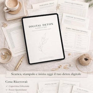 Könnte beinhalten: Ein Digital Detox & Focus Kit mit einem Tablet, das "DIGITAL DETOX & FOCUS KIT" anzeigt, sowie gedruckten Blättern. Weitere Blätter zeigen "DOPAMINE MENU" und "FOCUS QUOTIDIANO". Das Bild zeigt auch eine Kaffeetasse, einen Stift und Büroklammern.