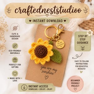 Può includere: Un portachiavi a forma di girasole all'uncinetto con centro marrone e petali gialli, dotato di una foglia verde e una chiusura in metallo dorato. Un piccolo ciondolo rotondo dorato è inciso con il testo you are my sunshine. Il portachiavi è fissato su un cartoncino con il testo you are my sunshine e un'icona a forma di cuore.