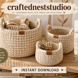 Può includere: Un set di tre cesti all'uncinetto rotondi color beige con manici integrati e piccole etichette in similpelle marrone. I cesti sono presentati con sovrapposizioni di testo tra cui "CRAFTEDNESTSTUDIOO", "CROCHET BASKET SET PATTERN", "INSTANT DOWNLOAD" e "STEP BY STEP GUIDANCE" che descrivono istruzioni per principianti.