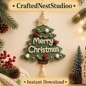 以下が含まれることがあります： 手作りの緑色の編み物クリスマスツリーオーナメント。白い文字で「Merry Christmas」と書かれています。ツリーは赤と白のアクセント、ベージュの星、タッセルで飾られています。「CraftedNestStudioo」と「Instant Download」の文字も表示されています。