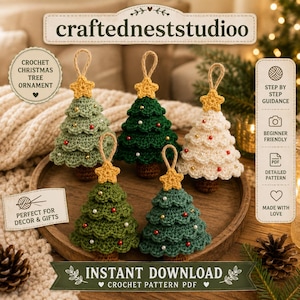 Könnte beinhalten: Fünf gehäkelte Weihnachtsbaumschmuckstücke mit braunen Stämmen, grünen oder cremefarbenen, gestuften Zweigen und gelben Sternen als Spitze. Jeder Baum ist mit kleinen roten und weißen Perlen sowie einer Juteschlaufe zum Aufhängen versehen.