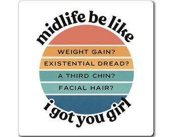 Op de afbeelding: Een vierkante witte sticker met de tekst "midlife be like" in een cirkelvormig ontwerp. Het ontwerp bevat een zonsondergangachtige afbeelding met de zinnen "WEIGHT GAIN?", "EXISTENTIAL DREAD?", "A THIRD CHIN?" en "FACIAL HAIR?" en de tekst "I got you girl".