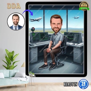 Könnte beinhalten: Digitaler Kunstdruck eines Mannes in einem Fluglotsenturm, mit einem karikaturartigen Kopf. Das Bild enthält ein kleines Porträt des Mannes und den Text "READY IN 24 HOUR". Der Hintergrund zeigt Flugzeuge.