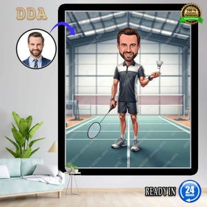 Könnte beinhalten: Digitale Illustration eines Mannes in Badminton-Kleidung, der einen Schläger und einen Federball auf einem Badmintonfeld hält. Das Bild ist schwarz umrahmt, mit einem kleineren Porträt des Mannes in der oberen linken Ecke. Text enthält "DDA" und "READY IN 24 HOUR".