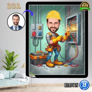 Könnte beinhalten: Digitale Illustration eines Elektrikers, der an einer Sicherungskasten arbeitet. Das Cartoon-Bild zeigt einen Mann mit gelbem Helm, orangefarbenen Handschuhen und Werkzeuggürtel. Eine Werkzeugkiste und elektrische Drähte sind ebenfalls zu sehen. Der Text "READY IN 24 HOUR" ist enthalten.