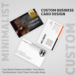 Könnte beinhalten: Eine Sammlung individueller Visitenkarten-Designs. Eine Karte zeigt ein Kaffeethema, eine andere einen QR-Code, und die dritte zeigt ein Firmenlogo. Die Karten sind weiß mit schwarzen, orangefarbenen und goldenen Akzenten. Text enthält Firmennamen, Titel und Kontaktinformationen.
