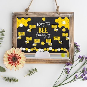 Könnte beinhalten: Eine holzgerahmte Tafel mit den Worten "Ways to BEE Amazing". Die Tafel hat gelbe Waben- und Blumendesigns, mit Bienenillustrationen und positiven Wörtern wie "Dankbar" und "Freundlich". Ein dekoratives Stück.