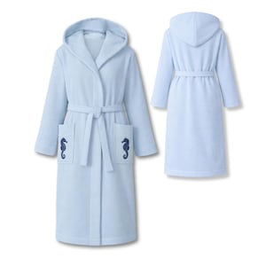 Può includere: Accappatoio con cappuccio azzurro chiaro con cintura abbinata e due tasche anteriori. Ogni tasca presenta un cavalluccio marino ricamato blu scuro. L'accappatoio è mostrato davanti e dietro, evidenziando il suo design e i dettagli.