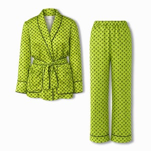 Puede incluir: Un conjunto de pijama de dos piezas en color verde lima vibrante, con un patrón negro repetido. El conjunto incluye una bata de manga larga con cinturón anudado y pantalones a juego. La bata y los pantalones están ribeteados con ribete negro.