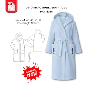 Może przedstawiać: Jasnoniebieski wzór szlafroka z kapturem, kieszeniami i paskiem. Wzór zawiera schemat i tekst "DY12410200 ROBE / BATHROBE PATTERN". Długość tyłu wynosi 120 cm. Rozmiary to 44, 46, 48, 50 i 52.