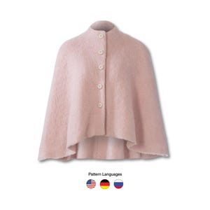 Könnte beinhalten: Ein hellrosa Umhang mit Stehkragen und drei perlenartigen Knöpfen vorne. Der Umhang hat ein weiches, strukturiertes Aussehen und einen leicht ausgestellten Saum. Das Kleidungsstück wird vor weißem Hintergrund präsentiert.