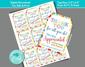 Op de afbeelding: Negen bedrukbare cadeaulabels met een kleurrijke stippenrand. De labels zijn wit met de tekst "Bedankt voor alles wat je doet! Je wordt meer gewaardeerd dan je weet! Van Melanie Stephenson".