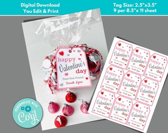 Op de afbeelding: Negen printbare Valentijnsdag-cadeauetiketten met roze en grijze harten en de tekst "happy Valentine's day" met de mogelijkheid om te personaliseren met een naam. De etiketten zijn 2,5 inch bij 3,5 inch.