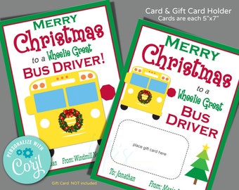 Può includere: Due porta biglietti regalo di Natale stampabili con un autobus scolastico giallo con una ghirlanda verde. Il testo sulle carte recita "Buon Natale a un fantastico autista di autobus!" e "Buon Natale a un fantastico autista di autobus". Le carte misurano 12,7 cm per 17,8 cm.