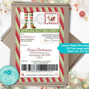 Peut inclure: Une boîte en carton marron avec une étiquette de Noël festive. L'étiquette présente des bordures rayées rouges et vertes, des jambes d'elfe et un timbre-poste avec le Père Noël et un renne. Le texte comprend "Special Elf Delivery".