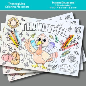 Op de afbeelding: Een set van drie Thanksgiving kleurplaten voor placemats met een kalkoen, pompoenen, maïs, bladeren en het woord "THANKFUL". De placemats zijn gedrukt op wit papier en klaar om in te kleuren. De placemats zijn verkrijgbaar in drie maten: 28 cm x 43 cm, 21,5 cm x 35,5 cm en 21,5 cm x 28 cm.
