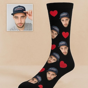Peut inclure: Chaussette noire personnalisée avec une répétition du visage d'une personne portant une casquette de baseball et des cœurs rouges. Le texte "CUSTOM PHOTO SOCK" est en haut. Une petite photo de la personne portant la casquette est en haut à gauche.