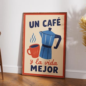 Puede incluir: Un póster enmarcado con temática de café. El póster presenta una cafetera azul, una taza de café roja y las palabras "UN CAFÉ" y "y la vida MEJOR" en texto azul sobre un fondo beige.