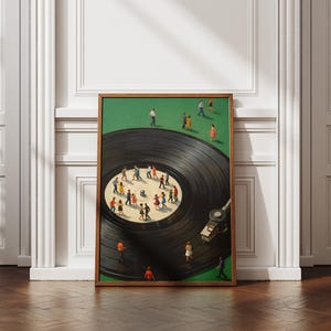 Puede incluir: Una impresi&oacute;n art&iacute;stica enmarcada representa un disco de vinilo negro con peque&ntilde;as figuras bailando sobre &eacute;l. La obra de arte presenta un fondo verde y un marco de madera, ofreciendo una representaci&oacute;n art&iacute;stica y caprichosa de la m&uacute;sica y la comunidad.