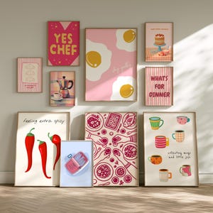 Puede incluir: Una colección de láminas enmarcadas con temática de cocina. Las láminas presentan ilustraciones de alimentos, incluyendo huevos, chiles y tazas. El texto incluye "Yes Chef", "What's for Dinner" y "Feeling extra spicy".
