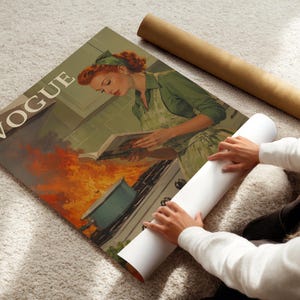 Peut inclure: Une impression de couverture de magazine Vogue vintage repr&eacute;sentant une femme en robe et tablier verts, lisant un livre de cuisine dans une cuisine. L'impression a une esth&eacute;tique r&eacute;tro, avec une palette de couleurs verte, rouge et marron. Une affiche enroul&eacute;e est tenue.