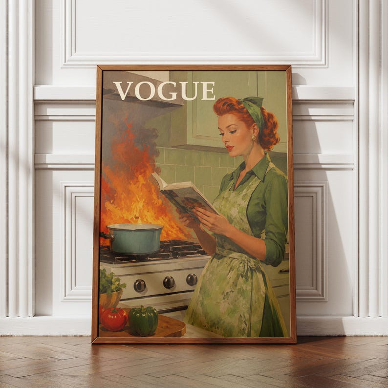 Peut inclure: Une affiche encadr&eacute;e avec une illustration de style vintage. L'image montre une femme en tablier vert lisant un livre dans une cuisine en feu. Le mot "VOGUE" est en haut. Une tomate et un poivron vert sont sur une planche &agrave; d&eacute;couper en bois.
