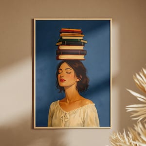 Może przedstawiać: Oprawiony wydruk artystyczny przedstawia kobietę z zamkniętymi oczami, balansującą na głowie stos książek. Grafika ma niebieskie tło i kobietę w białej bluzce. Książki są w różnych kolorach, w tym brązowym, zielonym i pomarańczowym.