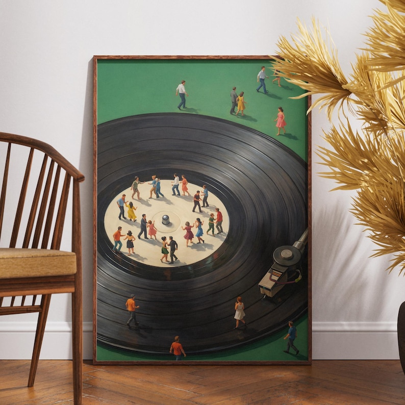 Puede incluir: Una impresi&oacute;n art&iacute;stica enmarcada que presenta una escena caprichosa de figuras en miniatura bailando sobre un disco de vinilo. La obra de arte tiene un fondo verde y un marco de madera. La aguja del tocadiscos es visible.