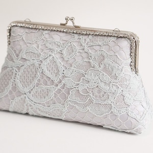 Clutch de noche con pedrería gris (código 2562) / Bolso de mano de seda gris / Pulsera plateada / Clutch de novia