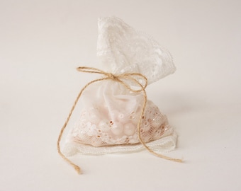 White Lace wedding favor bag / 30 bags / rustic wedding favor/ barn weddings / vintage style wedding favor/ beach weddings/ baby shower