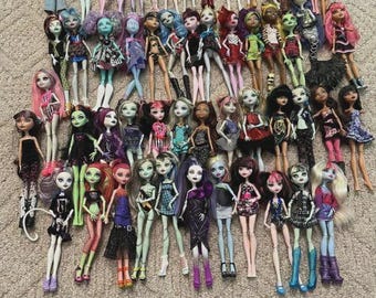 Monster High Puppen Lot (54 Puppen) – Extra Kleidung, Schuhe, Accessoires, Ständer & Mehr!