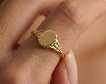 Personalized Vintage Gold Signet Ring, Dainty Oval Pinky Ring for Women, 14k Solid Gold Jewelry, Minimalist Engraved Ring, Gift for Her