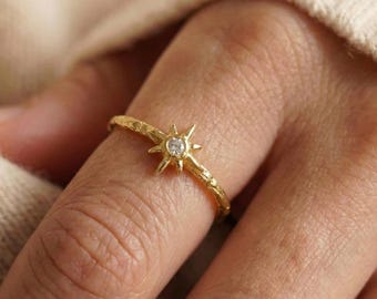 Dainty Gold Starburst Ring, Celestial Hammered Gold Ring for Her, North Star Jewelry, Tiny Diamond Star Ring, Minimalist Boho Birthday Gift