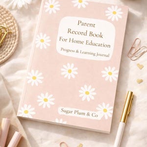 Könnte beinhalten: Ein rosa Eltern-Aufnahmebuch für den Hausunterricht mit Gänseblümchen-Illustrationen. Das Buch trägt den Text "Parent Record Book For Home Education Progress & Learning Journal" und den Markennamen "Sugar Plum & Co". Ein goldener Stift und Büroklammern sind ebenfalls sichtbar.